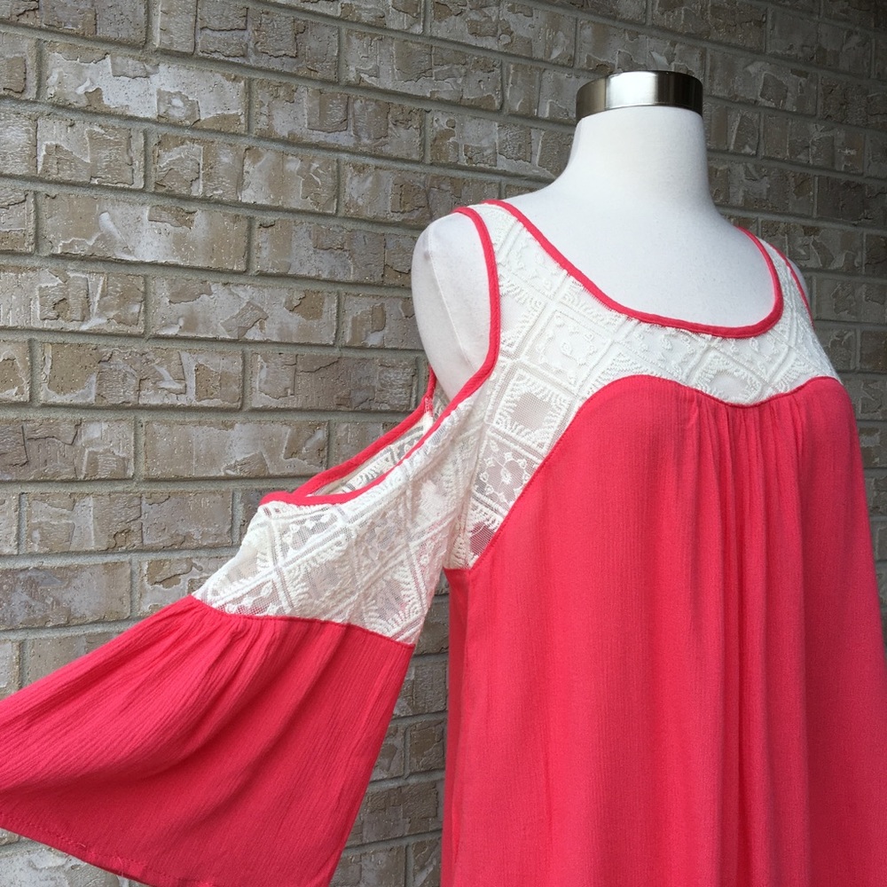 Umgee Cold Shoulder Top With Lace Blouse Size S 🌸